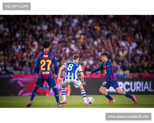 莱万爆射破门，诺坎普七万球迷欢呼